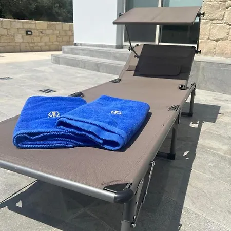 Walnut Cozy House * Goudhi