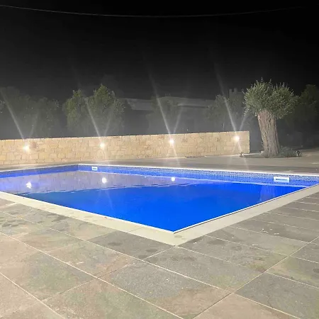 Walnut Cozy House * Goudhi