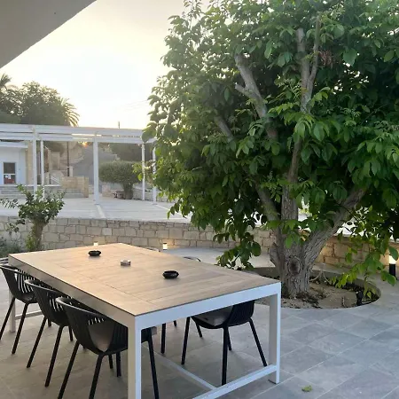 Walnut Cozy House * Goudhi